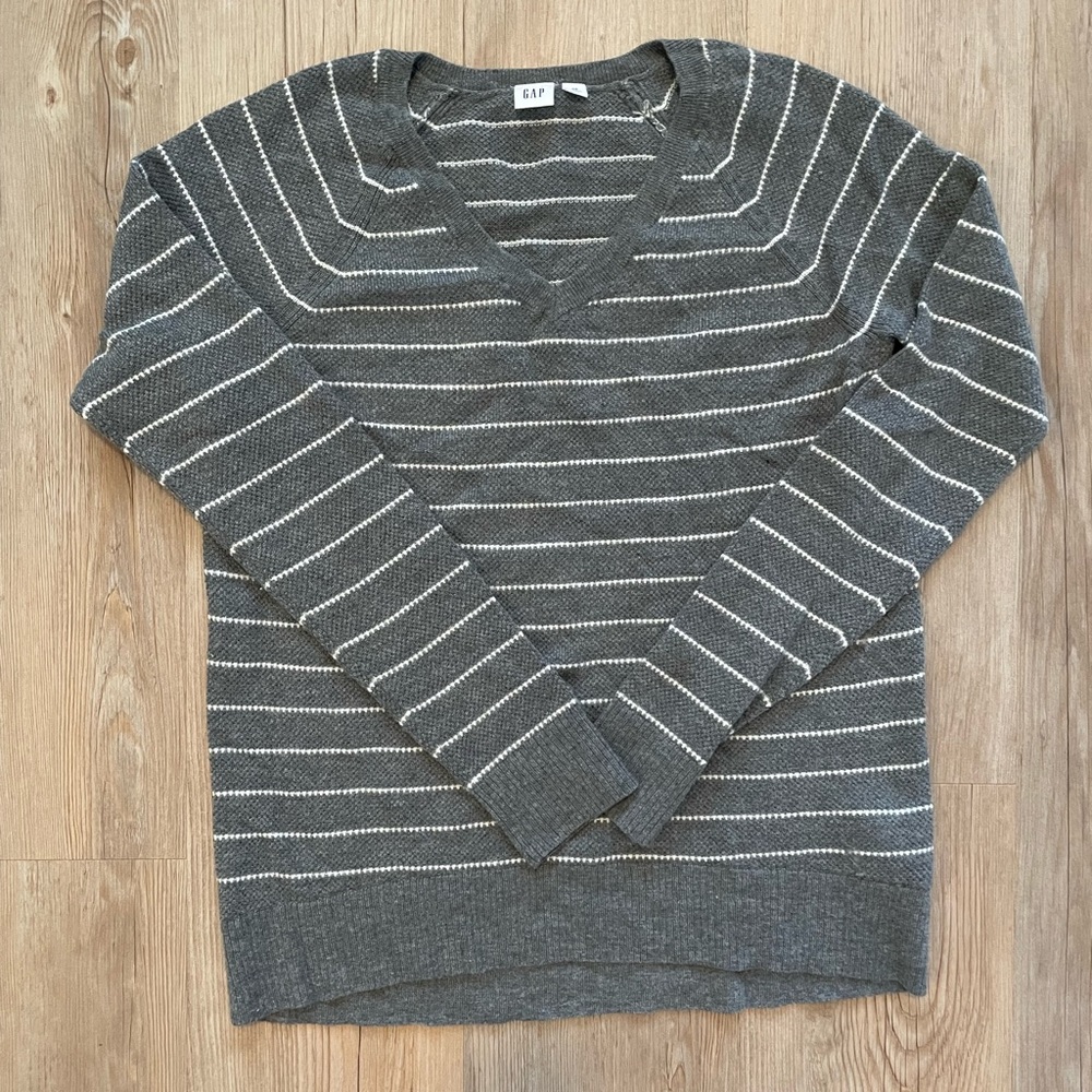 Gap sweater